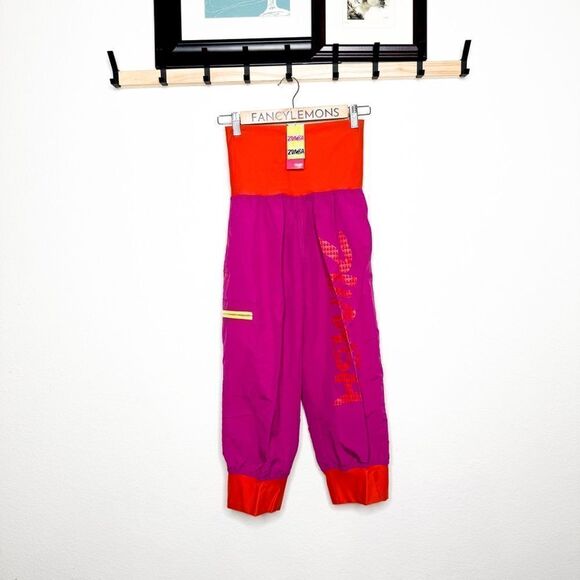 Zumba Wear NWT! "Up Down Cargo" Capri Pants Pomegranate - Size L - Picture 1 of 6